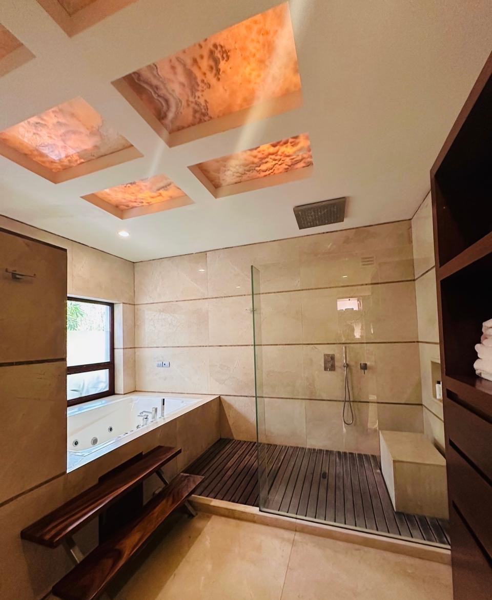 Baño principal con jacuzzi y regadera tipo cascada