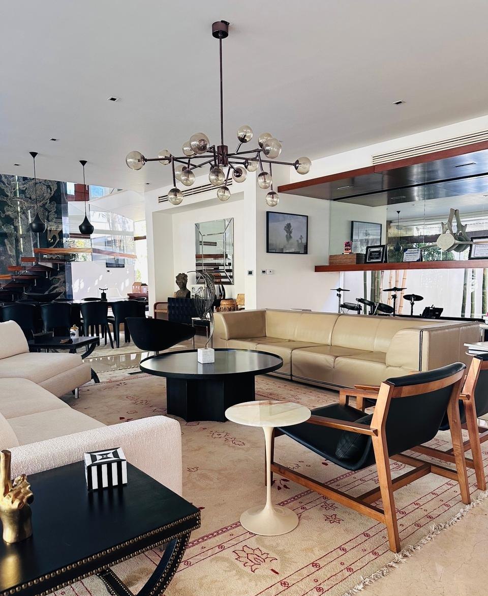 Sala principal con doble altura y grandes ventanales