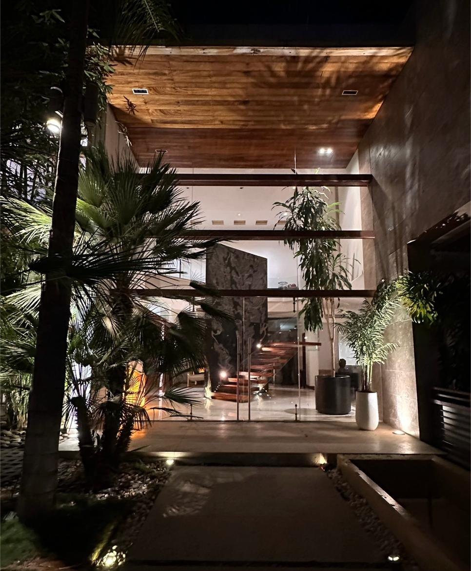 Acceso exterior iluminado al anochecer